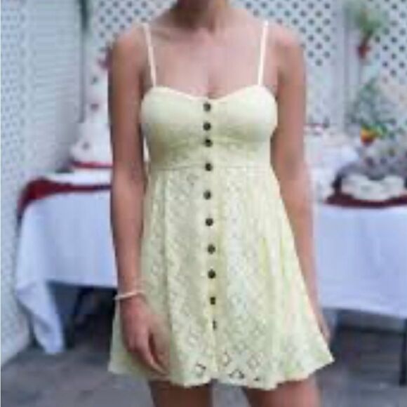 Yellow lace dress size L with button front closure. Mini. Juniors - Picture 2 of 7
